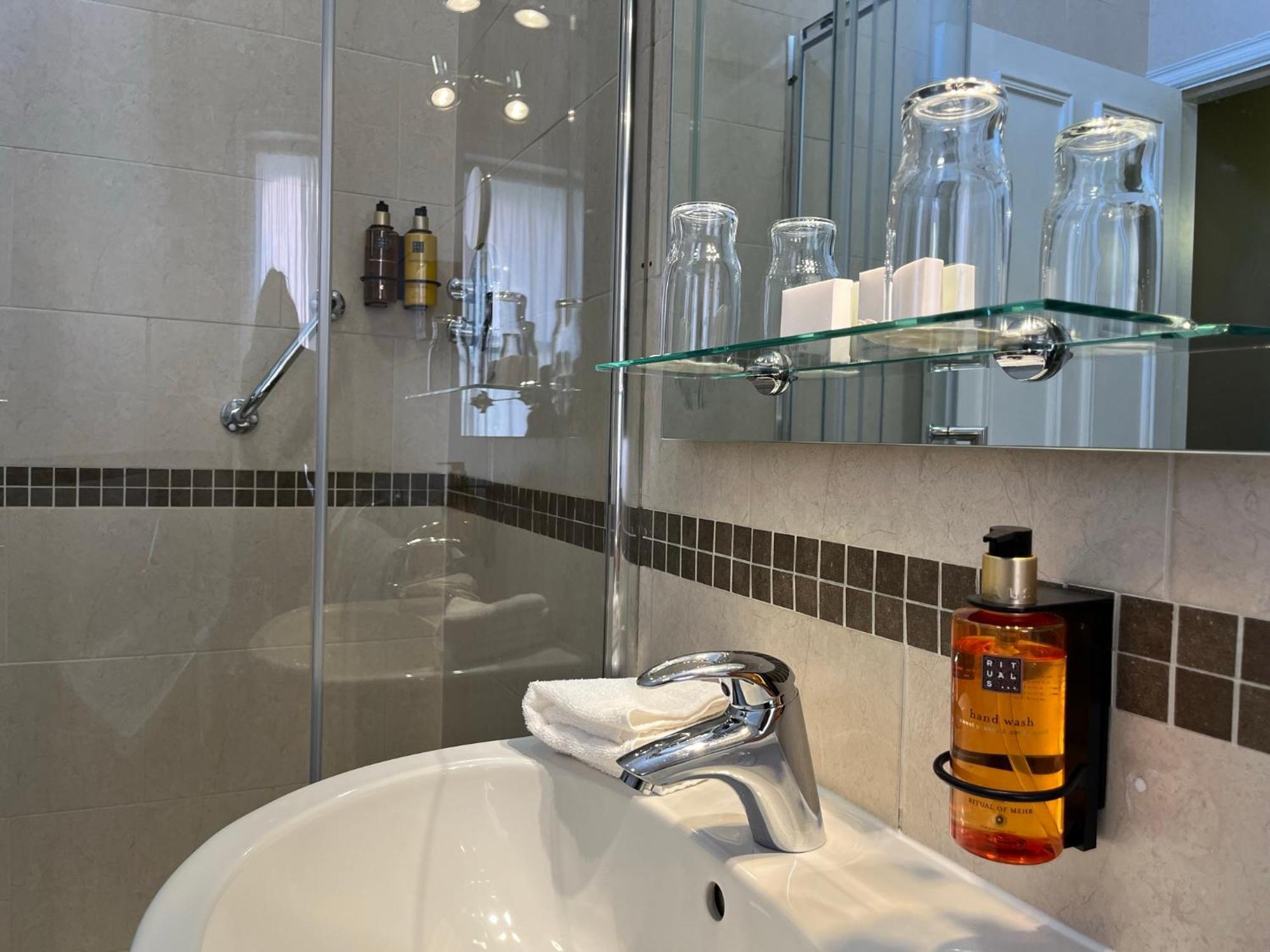 Ariel House Gasthuis 4*